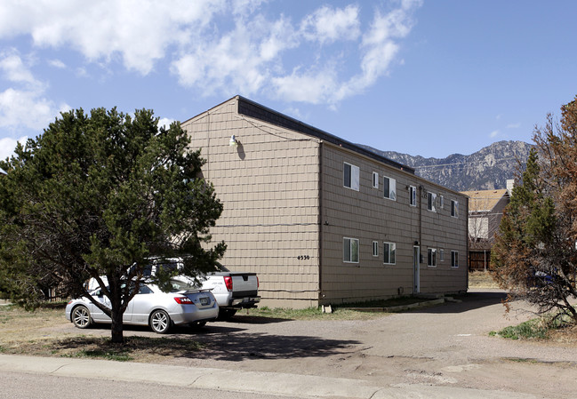 4330 Loomis Ave in Colorado Springs, CO - Foto de edificio - Building Photo