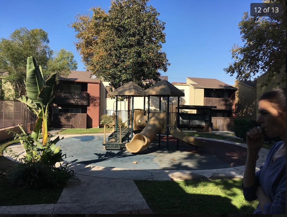 18350 Hatteras St in Tarzana, CA - Building Photo