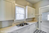 302 S Flood Ave photo'