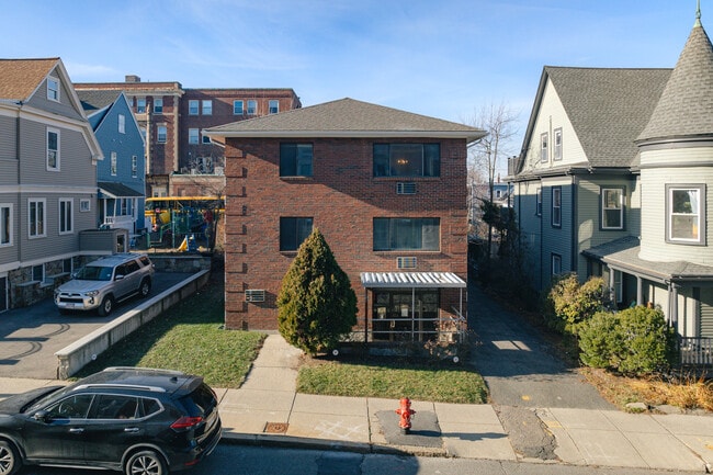 136 School St in Somerville, MA - Foto de edificio - Building Photo
