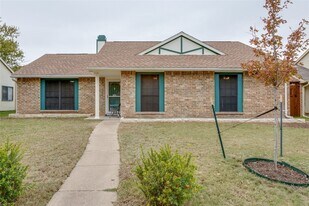 114 Camilla Ln in Garland, TX - Building Photo