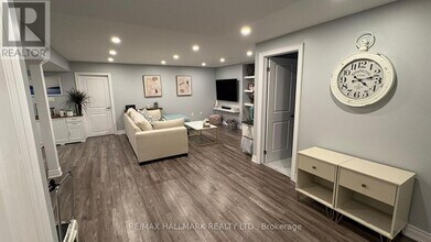 21 Ladder Cres in East Gwillimbury, ON - Building Photo - Building Photo