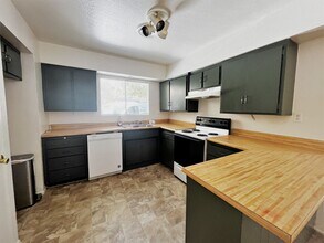 2625 Loch Fern Ct in Bakersfield, CA - Building Photo - Building Photo