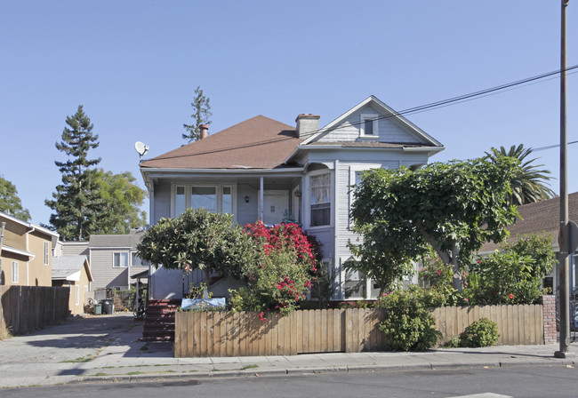 711 Stambaugh St in Redwood City, CA - Foto de edificio - Building Photo