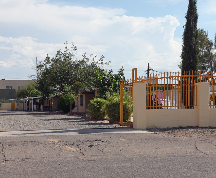 132-140 E Navajo Rd in Tucson, AZ - Building Photo