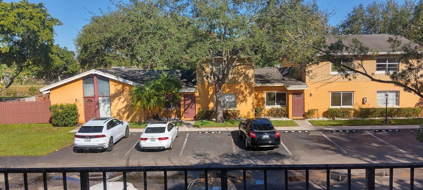 7361 W Sunrise Blvd in Plantation, FL - Building Photo