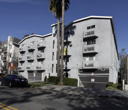 Sylvan in Van Nuys, CA - Foto de edificio - Building Photo