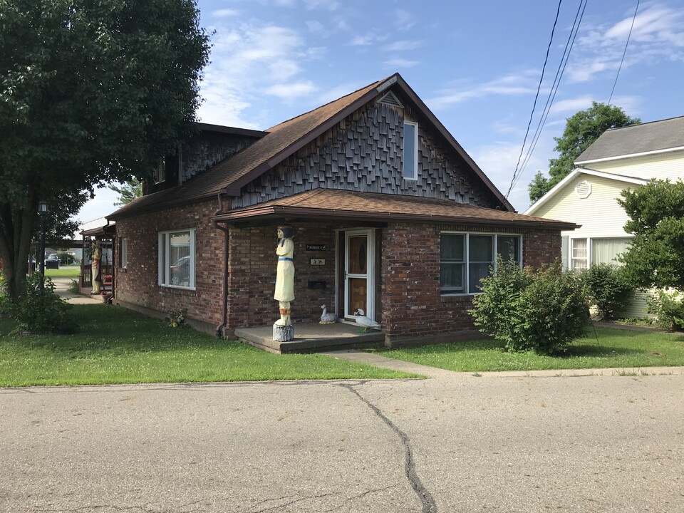 5 Main St in The Plains, OH - Foto de edificio