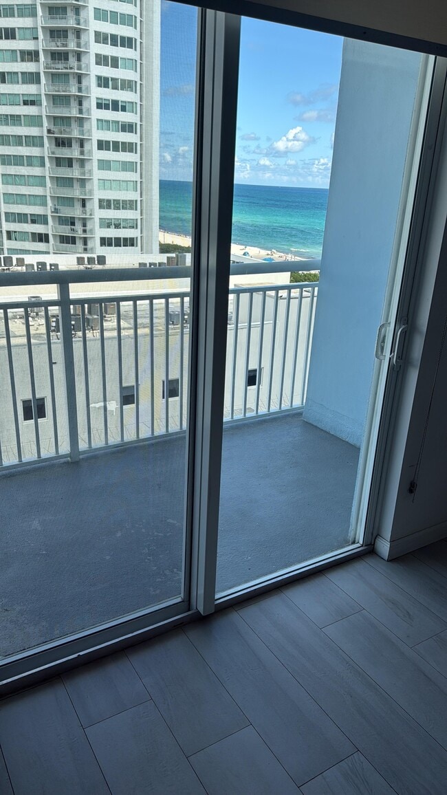 6969 Collins Ave, Unit 903 in Miami, FL - Foto de edificio - Building Photo