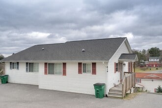 612 Hillcrest Dr-Unit -Hillcrest - 614 in Christiansburg, VA - Building Photo - Building Photo