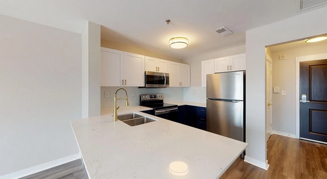 9 On Canal in Indianapolis, IN - Foto de edificio - Building Photo