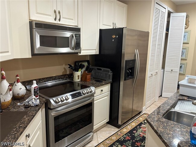 1390 Sweetwater Cove in Naples, FL - Building Photo - Building Photo