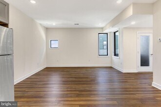 2411 Kensington Ave in Philadelphia, PA - Foto de edificio - Building Photo