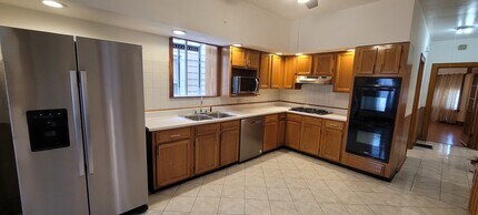 8429 S Marquette Ave in Chicago, IL - Foto de edificio - Building Photo