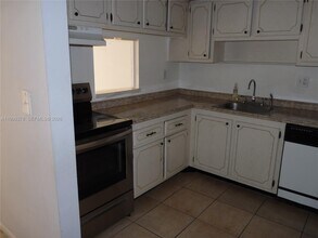 14525 N Kendall Dr in Miami, FL - Building Photo - Building Photo