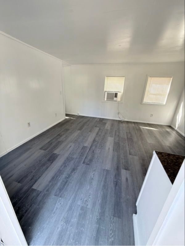 215 Weeks Rd in Cleburne, TX - Foto de edificio - Building Photo