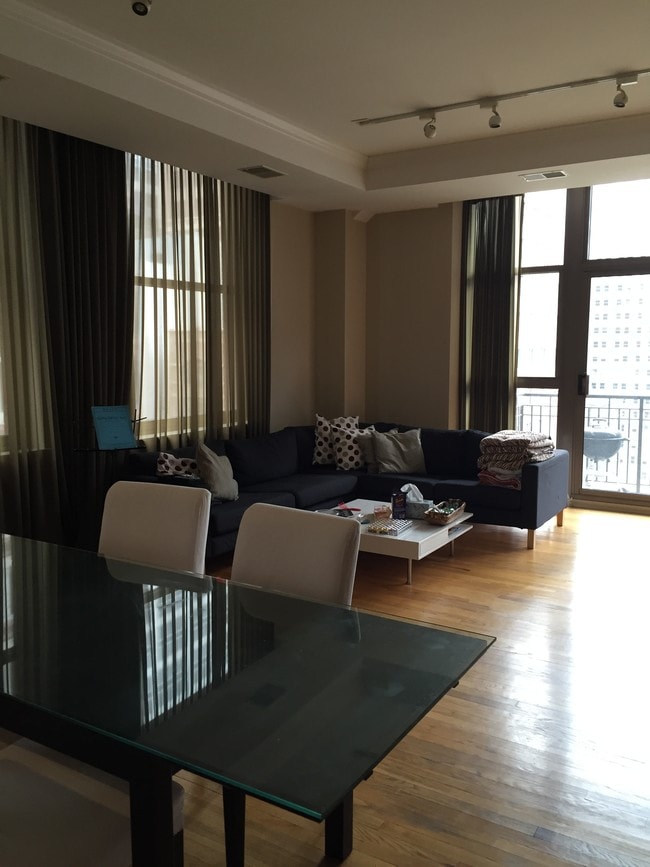 212 W Washington St-Unit -1404 in Chicago, IL - Building Photo - Building Photo