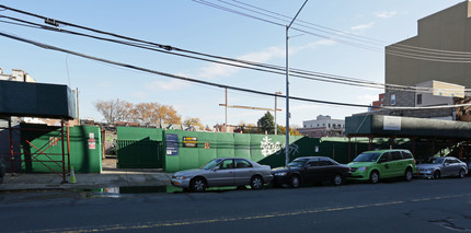 1401 Broadway in Long Island City, NY - Building Photo - Building Photo