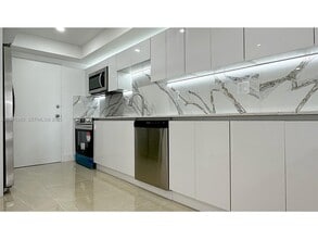 18071 Biscayne Blvd in Aventura, FL - Foto de edificio - Building Photo