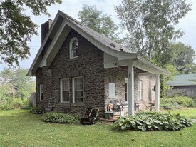 7 Country Club Dr in Oneonta, NY - Building Photo