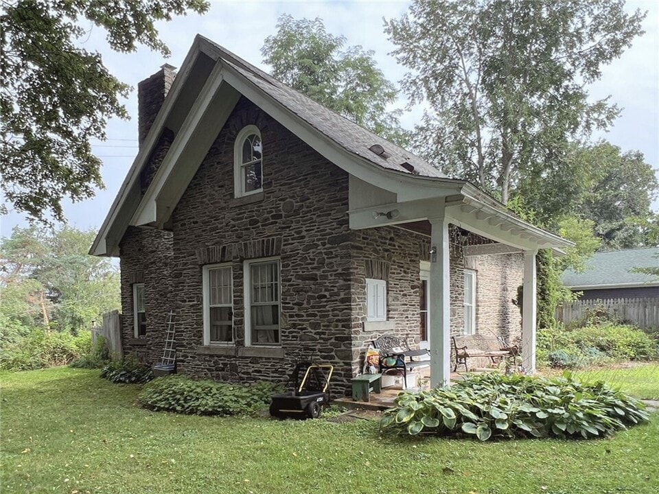 7 Country Club Dr in Oneonta, NY - Foto de edificio