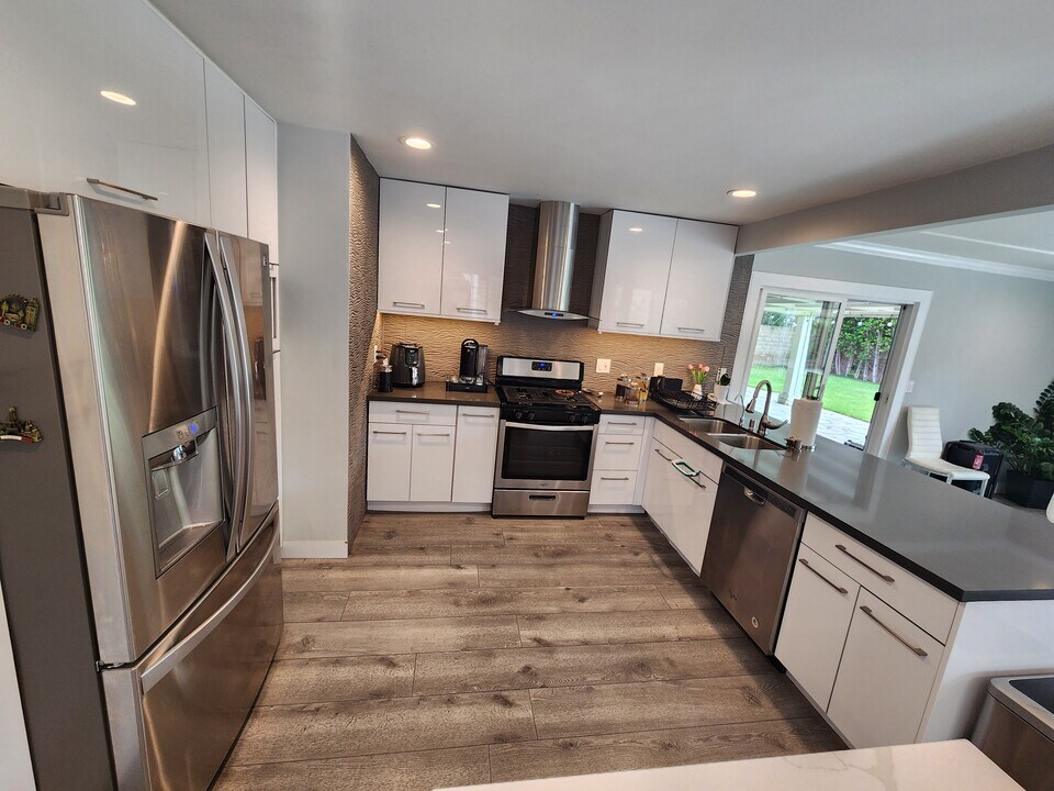 13969 Wallabi Ave in Sylmar, CA - Building Photo