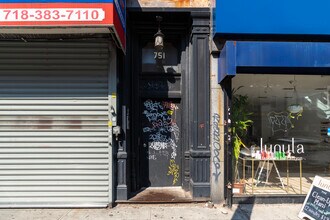 751 Manhattan Ave in Brooklyn, NY - Foto de edificio - Building Photo