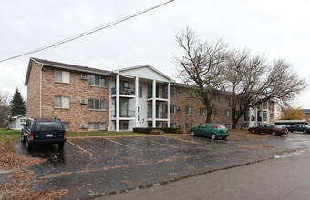 Country Manor Apartments in Potterville, MI - Building Photo - Building Photo