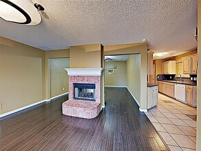 1324 Meadow Rose Trail in Burleson, TX - Foto de edificio - Building Photo