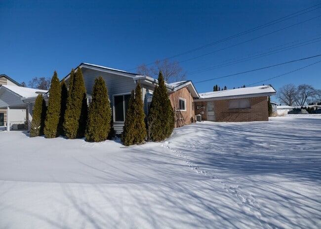 504 Burgess Dr in White Lake, MI - Building Photo - Building Photo