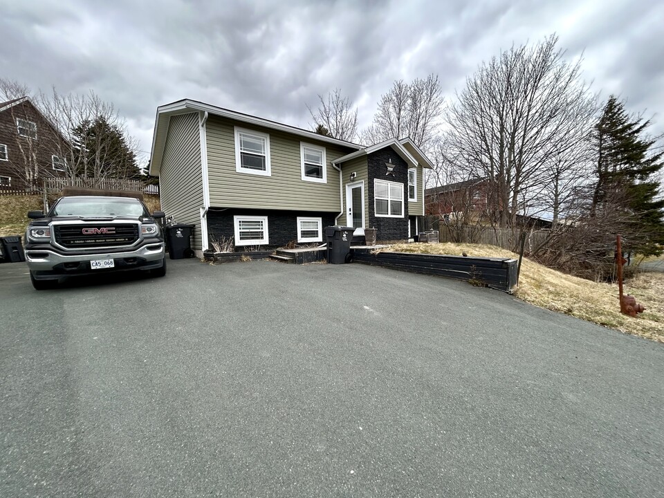 22 Richs Pl in Conception Bay South, NL - Building Photo