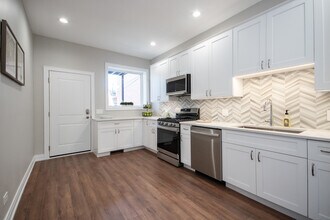 2327 N Southport Ave, Unit 1 in Chicago, IL - Building Photo - Building Photo