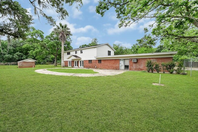 141 Atwood St in Freeport, TX - Foto de edificio - Building Photo