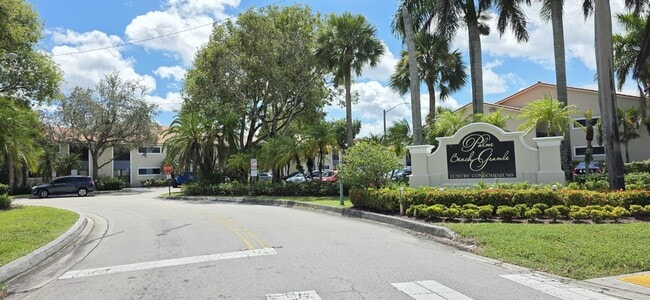 1513 Lake Crystal Dr in West Palm Beach, FL - Building Photo - Building Photo