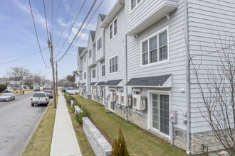 Fairfield Townhomes at Valley Stream in Valley Stream, NY - Building Photo - Building Photo