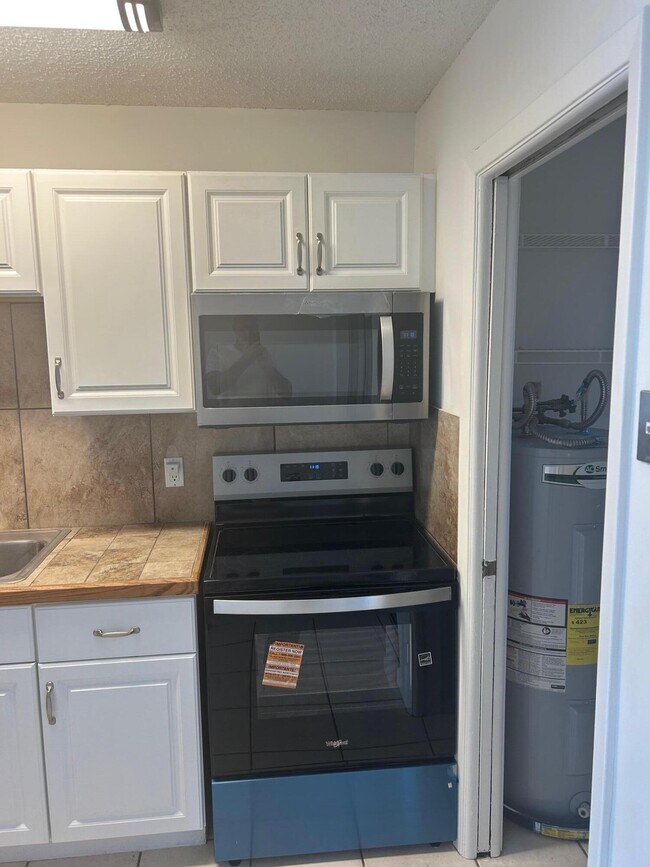 2349 NE Rustic Way in Jensen Beach, FL - Building Photo - Building Photo