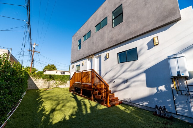 1807 S Longwood Ave in Los Angeles, CA - Building Photo - Building Photo