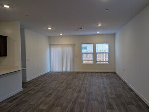 1045 Deerhorn Dr W in Madera, CA - Building Photo - Building Photo