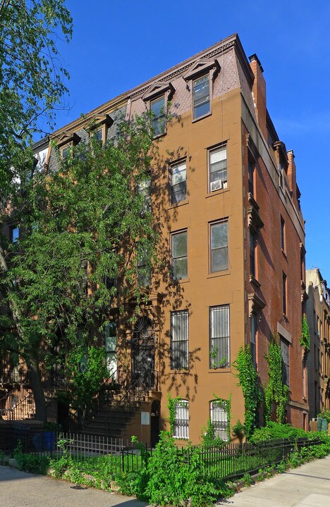 230 Washington Ave in Brooklyn, NY - Building Photo