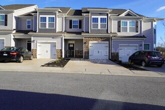 210 Creekview Rd in Hendersonville, NC - Foto de edificio - Building Photo