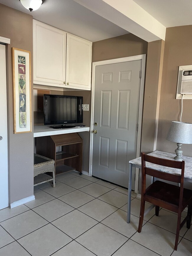 1742 W Belfast St, Unit Studio attached to house in Mesa, AZ - Building Photo - Building Photo