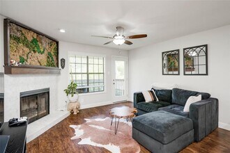 2215 Post Rd in Austin, TX - Building Photo - Building Photo