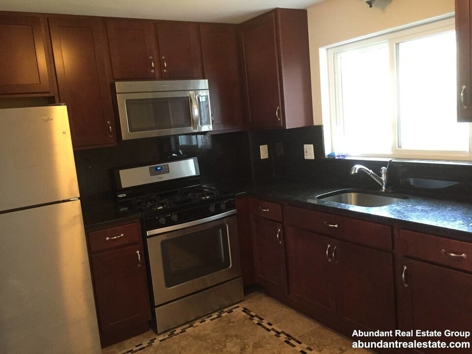21 Oxford Cir, Unit 1 in Belmont, MA - Building Photo