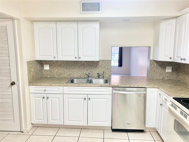 680 Tennis Club Dr in Fort Lauderdale, FL - Foto de edificio - Building Photo