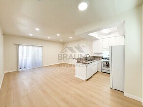 11459 Collins St, Unit 201 in Los Angeles, CA - Building Photo - Building Photo