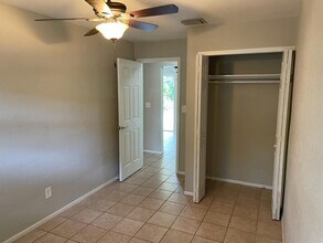 323 13th Ave NE, Unit 323 in St. Petersburg, FL - Foto de edificio - Building Photo