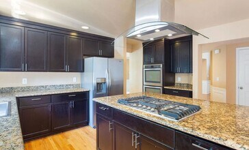 16759 SE 48th Pl in Bellevue, WA - Building Photo - Building Photo