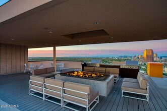 200 W Portland St in Phoenix, AZ - Foto de edificio - Building Photo