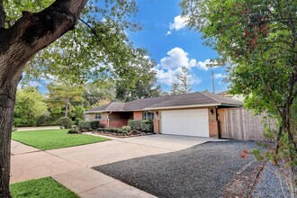 9765 Oak Point Dr in Houston, TX - Building Photo - Building Photo