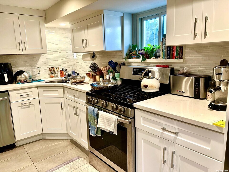 355 E Beech St-Unit -garden in Long Beach, NY - Building Photo
